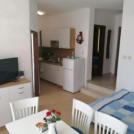 Apartment Elinor Budjaka *