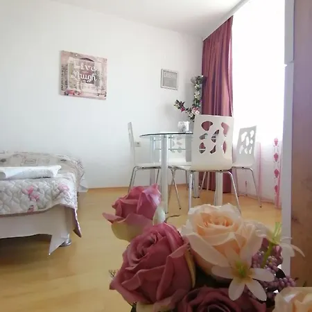 Elinor Budjaka Apartment *